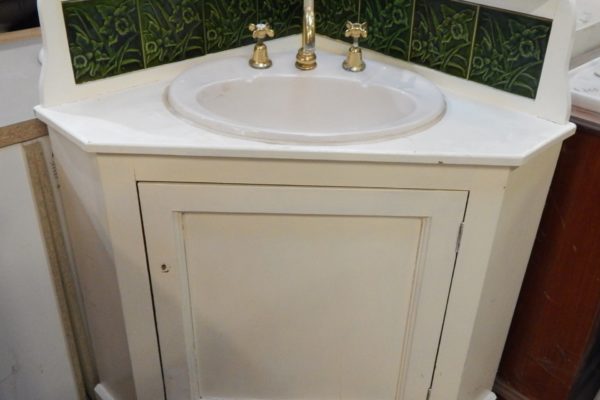 White corner vanity 700 x 700