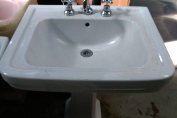 Pedestal basin
