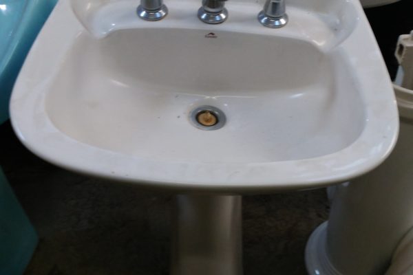 White pedestal basin